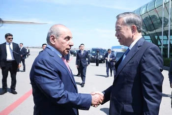 Phó Thủ tướng thứ nhất Azerbaijan Yagub Eyyubov tiễn Tổng Bí thư Tô Lâm tại Sân bay quốc tế Heydar Aliyev, Thủ đô Baku. (Ảnh: THỐNG NHẤT/TTXVN)