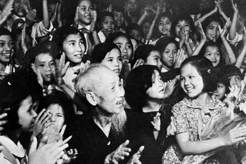 Nhân kỷ niệm Ngày Quốc tế Thiếu nhi 1/6, tối 31/5/1969, tại Phủ Chủ tịch, Chủ tịch Hồ Chí Minh cùng thiếu nhi Thủ đô xem biểu diễn văn nghệ chào mừng Bác. (Ảnh: TTXVN)