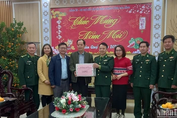Hội Nhà báo tỉnh Cao Bằng trao tặng Báo Xuân Nhân Dân hằng tháng cho lãnh đạo Bộ Chỉ huy Bộ đội Biên phòng tỉnh cao Bằng.