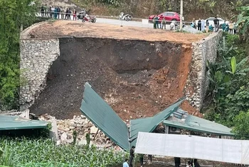Bờ kè bị sạt lở dài hơn 27m và cao khoảng 4,5m.