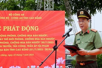 Đại tá Vũ Hồng Quang, Giám đốc Công an tỉnh Cao Bằng phát biểu ý kiến tại buổi lễ.