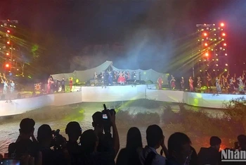 Chương trình nghệ thuật tại đêm khai mạc lễ hội.