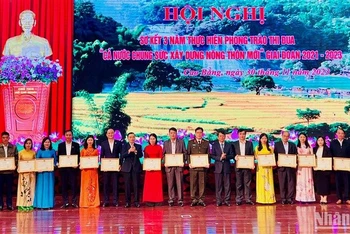 Lãnh đạo tỉnh Cao Bằng trao Bằng khen cho các cá nhân có nhiều thành tích trong xây dựng nông thôn mới tại địa phương.