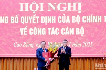 Đồng chí Lê Minh Hưng, Trưởng Ban Tổ chức Trung ương trao quyết định điều động, chỉ định đồng chí Quản Minh Cường giữ chức Bí thư Tỉnh ủy Cao Bằng.