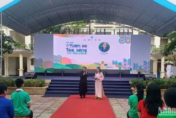 Đạo diễn Hà Lệ Diễm giao lưu, trả lời câu hỏi của các em học sinh.
