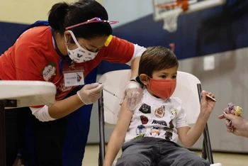Tiêm vaccine ngừa Covid-19 cho trẻ em tại Mỹ. (Ảnh: Reuters)