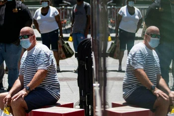 Người dân đeo khẩu trang để phòng chống Covid-19 trong đợt bùng phát dịch tháng 7/2021 tại New York, Mỹ. (Ảnh: Reuters)