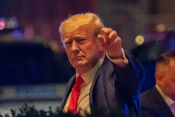 Ông Trump tới Tháp Trump sau ngày FBI khám xét khu nghỉ dưỡng Mar-a-Lago của ông tại Florida. (Ảnh: Reuters)