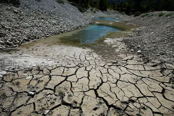 Bên bờ hồ Le Broc, Pháp, ngày 5/8/2022. (Ảnh: Reuters)