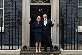 Thủ tướng Anh Liz Truss và Phu quân Hugh O’Leary tại số 10 phố Downing. (Ảnh: EPA) 