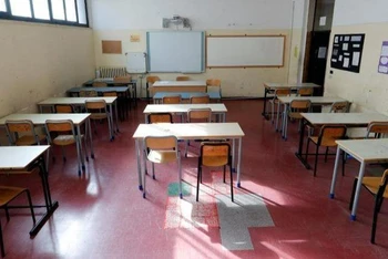 Lớp học vắng bóng học sinh do Covid-19. (Ảnh: Reuters)