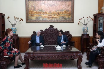Đại sứ Đặng Minh Khôi và Tiến sĩ Evgeny Kobelev. (Ảnh: Thanh Thể)