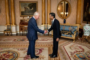 Vua Charles III và ông Rishi Sunak trong buổi lễ tại Điện Buckingham, ngày 25/10. (Ảnh: Reuters)