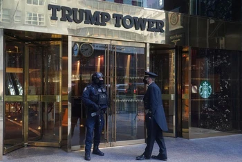 Lối vào Tháp Trump tại Manhattan, bang New York. (Ảnh: Reuters)