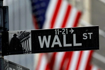 Biển chỉ dẫn tới Phố Wall tại bang New York, Mỹ. (Ảnh: Reuters)