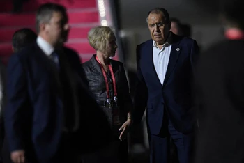 Ngoại trưởng Nga Sergey Lavrov tới sân bay quốc tế Ngurah Rai tại Bali, Indonesia, ngày 13/11/2022. (Ảnh: Reuters)