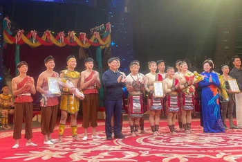 Ban Tổ chức trao Huy chương Vàng cho các tiết mục xuất sắc nhất.