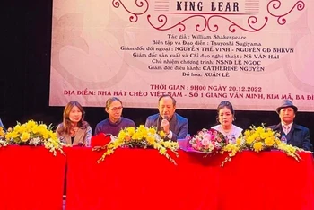 Ê-kíp dàn dựng tại lễ khởi công vở "Vua Lear". 