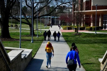 Sinh viên đi trong khuôn viên Đại học North Carolina A&T tại Mỹ. (Ảnh: Reuters)