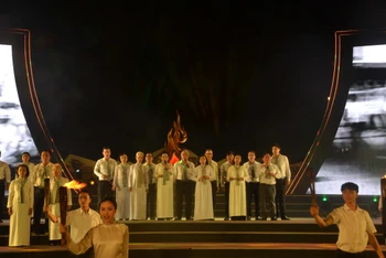 Liên khúc "Hát cho dân tôi nghe-Dậy mà đi-Tổ quốc ơi ta đã nghe" do nhóm ca truyền thống Thành đoàn Thành phố Hồ Chí Minh trình bày.