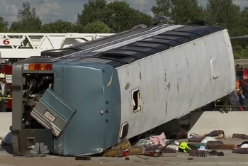 Hiện trường một vụ tai nạn xe buýt. (Nguồn: NBC News)