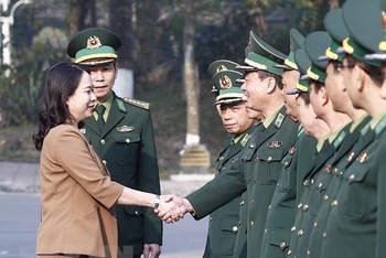 Quyền Chủ tịch nước Võ Thị Ánh Xuân đến thăm, động viên cán bộ, chiến sĩ, học viên Học viện Biên phòng. (Ảnh: TTXVN)