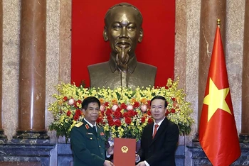 Chủ tịch nước Võ Văn Thưởng trao Quyết định thăng quân hàm từ Trung tướng lên Thượng tướng cho đồng chí Nguyễn Văn Nghĩa, Phó Tổng Tham mưu trưởng Quân đội nhân dân Việt Nam. (Ảnh: TTXVN)