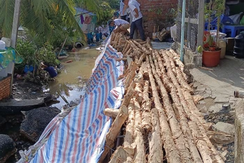 Thành phố Sa Đéc làm đường đi tạm cho hộ dân chịu ảnh hưởng của sạt lở nghiêm trọng