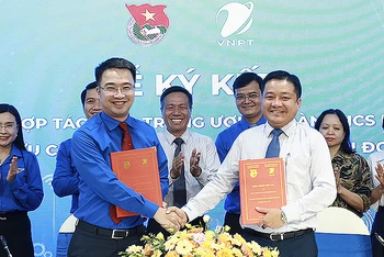 Đại diện Trung ương Đoàn và Tập đoàn VNPT trao biên bản ký kết tại buổi lễ.