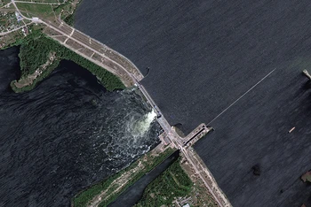 Hình ảnh vệ tinh về đập thủy điện Kakhovka trên sông Dnipro ở Kherson, ngày 5/6/2023. (Ảnh: Maxar Technologies/Reuters)