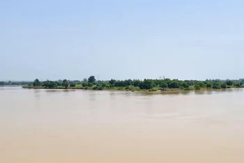 Chiếc thuyền bị đắm trên sông Niger hôm 13/6. (Nguồn: The Guardian)