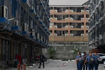 Cảnh sát lục soát các tòa nhà tại Manila, ngày 27/6/2023. (Ảnh: Jam Sta Rosa)