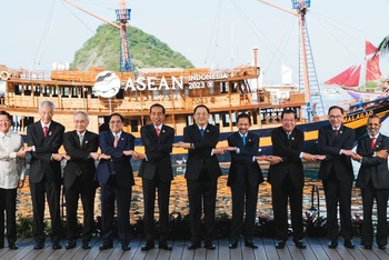Các nhà lãnh đạo ASEAN bắt tay theo phong cách đặc trưng của khối trước khi bắt đầu Hội nghị cấp cao lần thứ 42. (Ảnh: Reuters)