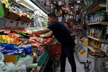 Mua sắm tại siêu thị El Progreso ở Washington, D.C., Mỹ. (Ảnh: Reuters)