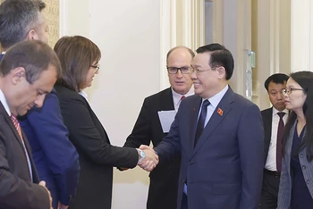 Chủ tịch Quốc hội Vương Đình Huệ và Chủ tịch Ðảng Xã hội Bulgaria Korneliya Ninova. (Ảnh: TTXVN) 