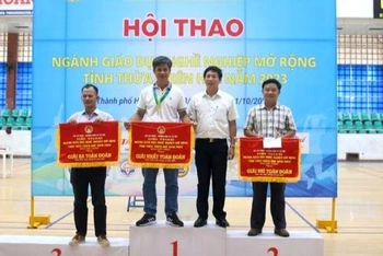 Ban Tổ chức trao giải Nhất, Nhì, Ba toàn đoàn cho các đơn vị đoạt giải.