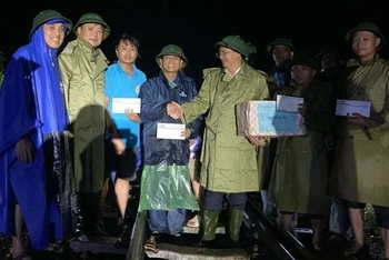 Phó Tổng Giám đốc Tổng Công ty Đường sắt Việt Nam Trần Anh Tuấn trực tiếp có mặt tại hiện trường, chỉ đạo các lực lượng khắc phục sự cố, động viên công nhân, người lao động nỗ lực thông đường trong thời gian sớm nhất.