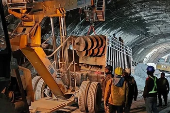 Hoạt động cứu hộ được triển khai tại hiện trường vụ sập đường hầm ở bang Uttarakhand, miền bắc Ấn Độ ngày 13/11/2023. Ảnh: TTXVN