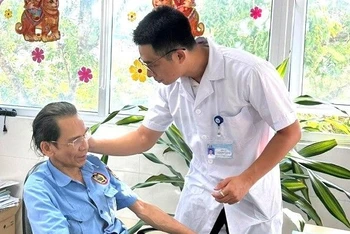 Bác sĩ Phòng Hỗ trợ và Tư vấn cai nghiện thuốc lá thực hiện dán nhĩ áp cai thuốc lá cho bệnh nhân.