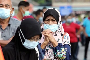 Người dân xếp hàng để làm xét nghiệm Covid-19 tại Klang, Malaysia, ngày 2/12/2020. Ảnh: Reuters