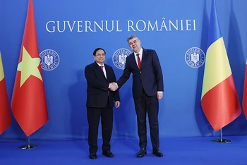 Sau lễ đón trang trọng, Thủ tướng Chính phủ Phạm Minh Chính đã gặp hẹp và hội đàm với Thủ tướng Romania Ion-Marcel Ciolacu.