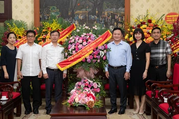 Các cơ quan, đơn vị thăm và chúc mừng Báo Nhân Dân