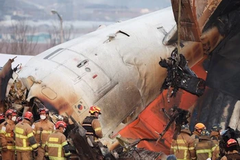 Máy bay của hãng Jeju Air lao khỏi đường băng, đâm vào hàng rào rồi bốc cháy dữ dội tại sân bay quốc tế Muan. (Ảnh: Reuters)