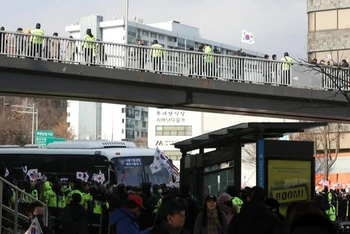 Người ủng hộ ông Yoon Suk-yeol tụ tập gần dinh thự Tổng thống tại trung tâm Seoul, Hàn Quốc, ngày 3/1/2025. (Ảnh: Tân Hoa Xã)