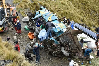 Bolivia: Xe buýt lao xuống vực khiến 31 người thiệt mạng