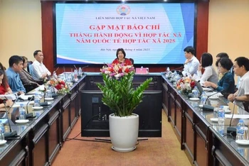 Đồng chí Cao Xuân Thu Vân, Chủ tịch Liên minh HTX Việt Nam phát biểu tại buổi gặp mặt báo chí về lễ tôn vinh hợp tác xã tiêu biểu – Giải thưởng Ngôi sao Hợp tác xã “CoopStar Awards” năm 2025.