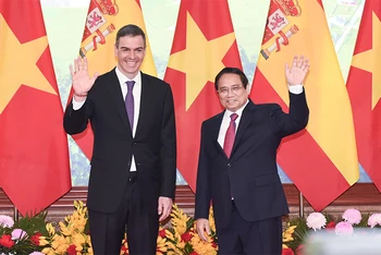 Thủ tướng Phạm Minh Chính và Thủ tướng Tây Ban Nha Pedro Sanchez. (Ảnh: TRẦN HẢI)