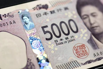 Ảnh minh họa: Đồng tiền mệnh giá 5.000 yen mới của Nhật Bản. (Ảnh: Kyodo/TTXVN)