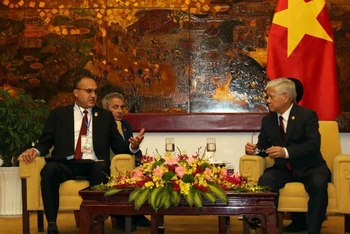 Chủ tịch Ủy ban Trung ương Mặt trận Tổ quốc Việt Nam Đỗ Văn Chiến tiếp ông Bensalem Mohamed, Ủy viên Bộ Chính trị Đảng Mặt trận giải phóng dân tộc Algeria. (Ảnh: TTXVN) 