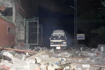 Tòa nhà bị phá hủy sau vụ tấn công bằng tên lửa của Ấn Độ tại Muzaffarabad thuộc khu vực Kashmir do Pakistan quản lý, ngày 7/5/2025. (Ảnh: THX/TTXVN)